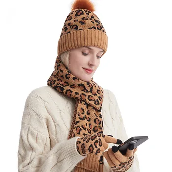 Вязаная шапка с леопардовым принтом, шарф, Перчатки, Комплект для женщин, зимние теплые шапочки, женские уличные морозостойкие шапки с помпонами, прямая поставка